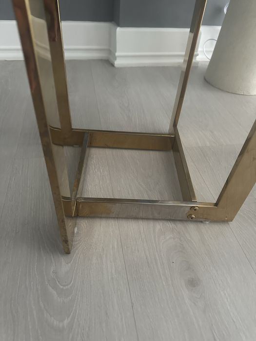 Duas mesas de apoio com pé dourado