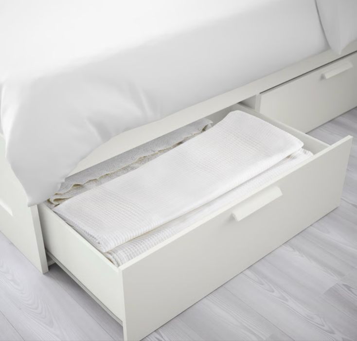 Cama casal com arrumação