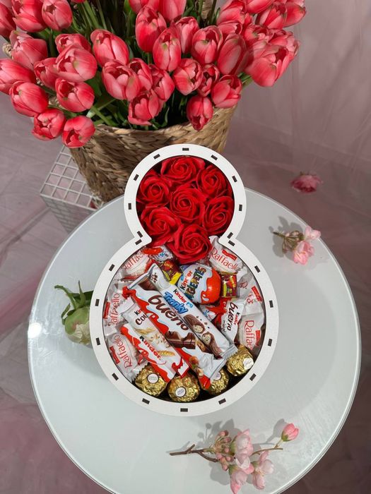 Солодкий подарунок на 8 березня з мильними квітами, преміум солодощами