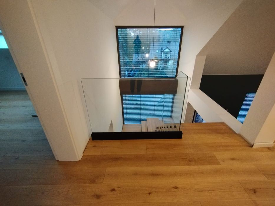 Balustrada Szklana Nowoczesna w profilu aluminiowym