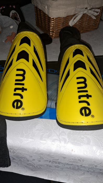 Ochraniacze piłkarskie mitre L