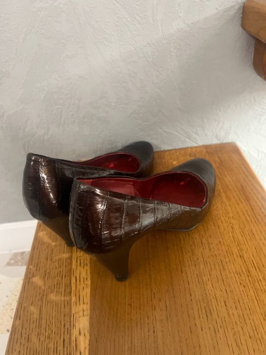 Продають жіноче взуття Gucci