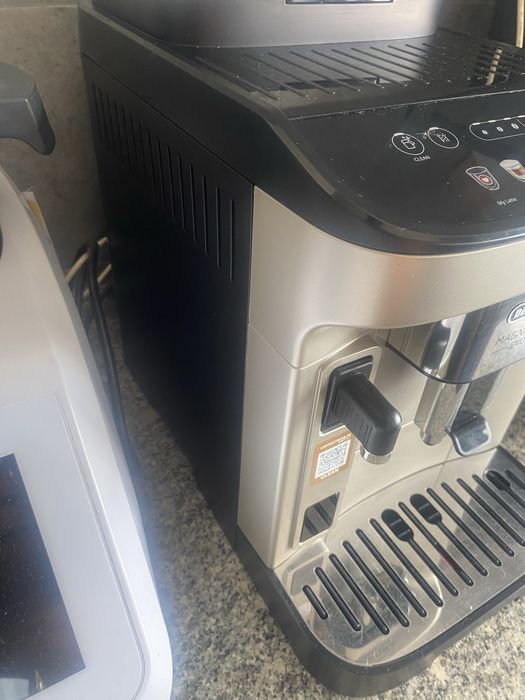 Vendo máquina de café DeLonghi Magnifica Evo em excelente estado