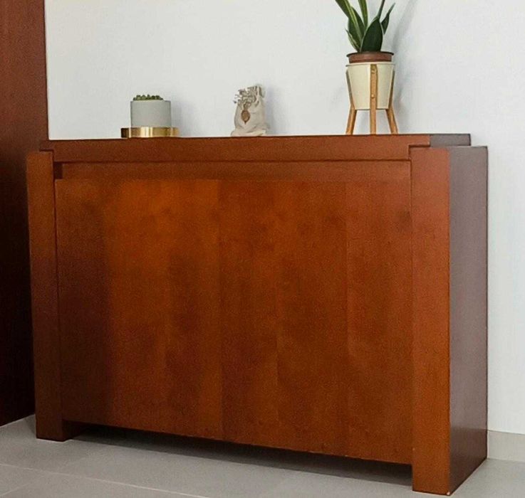 Conjunto de sala em madeira maciça de cerejeira. Mesa extensivel, estante e aparador/sapateira.