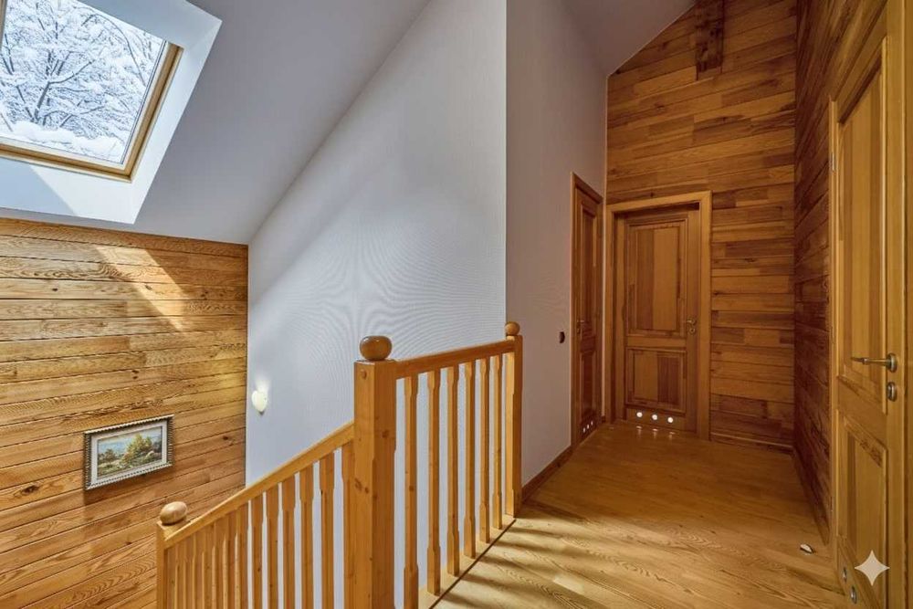 Заміська резиденція в Карпатах. 125м.кв. 26сот. Огороджена, охороняєма