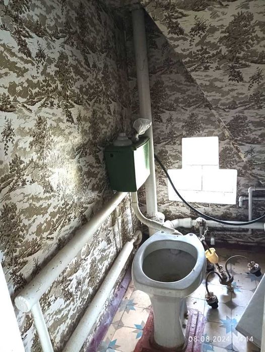 Продам.. двухэтажный кирпичный дом в Мерефе.