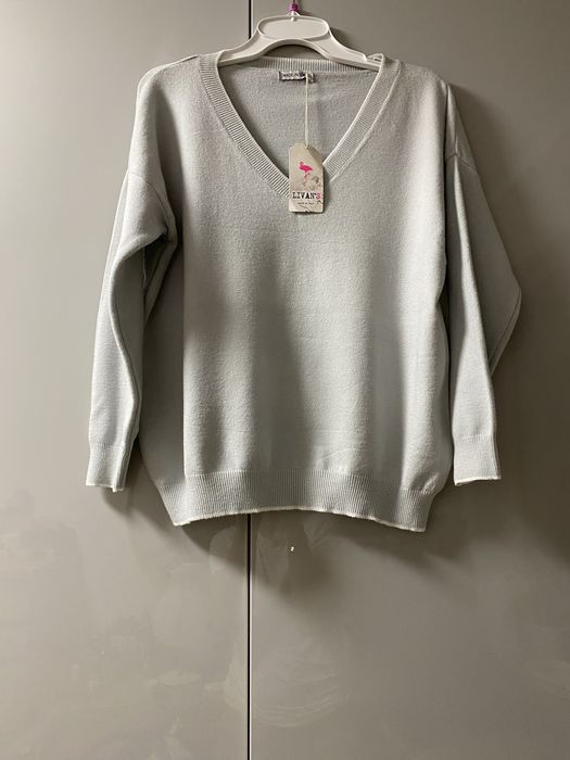Sweter z dekoldem V Livan’s