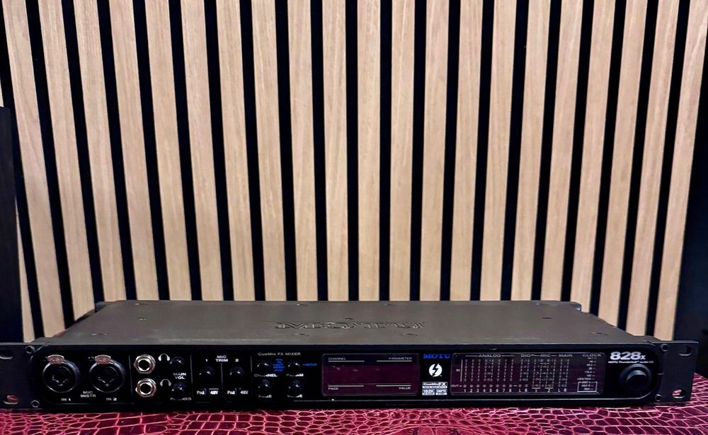 MOTU 828x Thunderbolt/USB Audio Interface 28x30, como novo