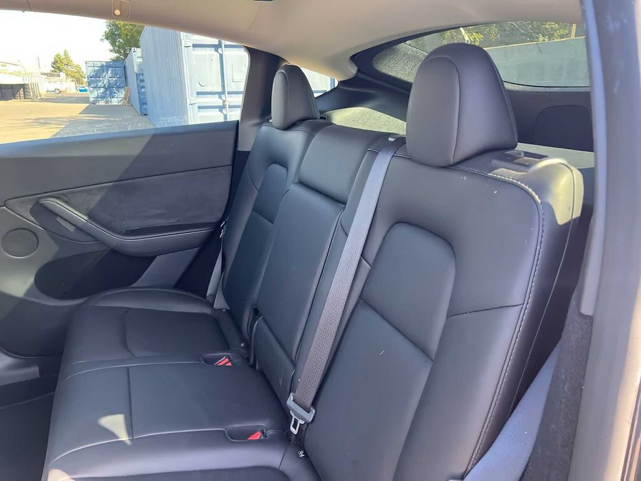 Tesla Model Y      2024