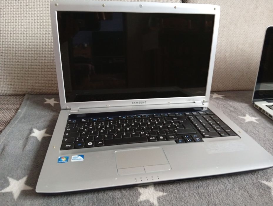 Laptopy MacBook pro, MSI 16y1, Samsung NP-R730