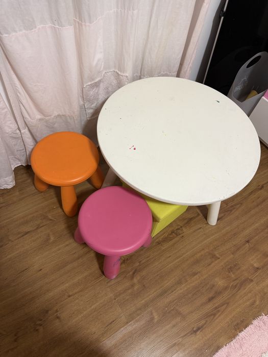 Mesa crianca com 2 bancos