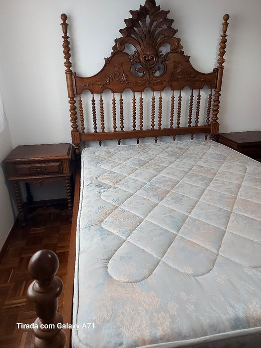 Cama de casal em madeira maciça