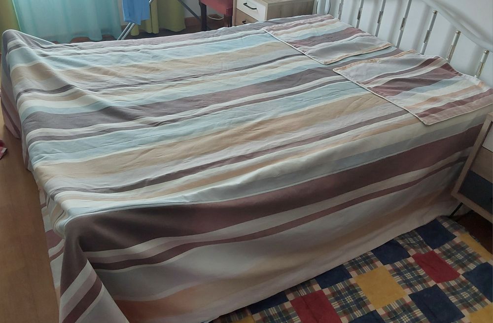 COLCHA DE CAMA COM DUAS FACES BONITAS. Com 2,73×2,60.Casa,Quarto,Sala.