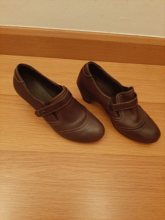 Sapatos verdes com tacão