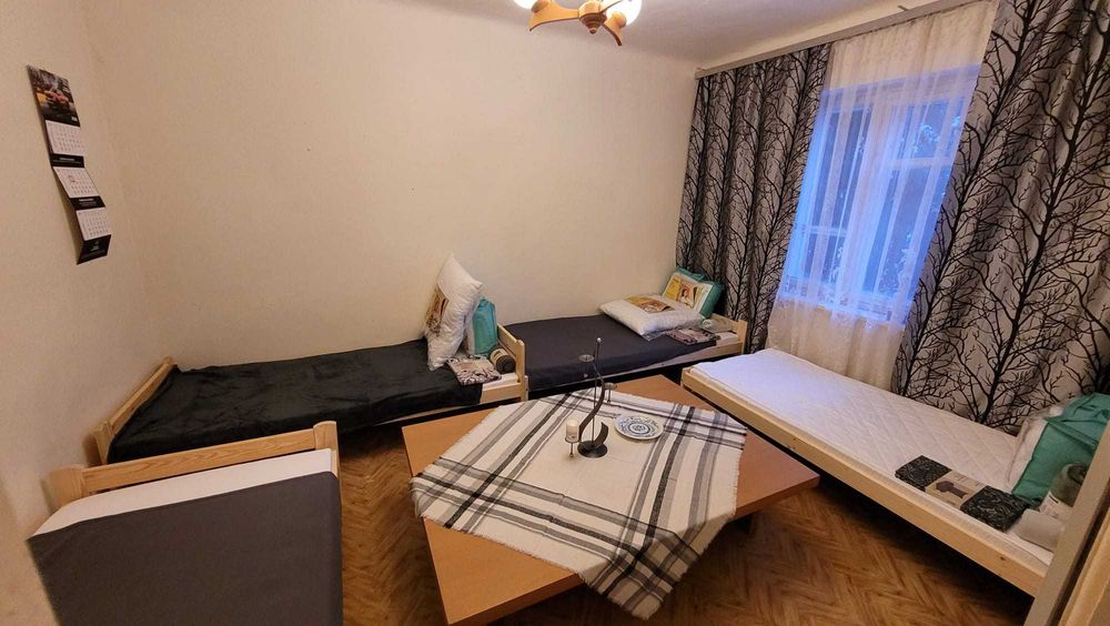 Czteroosobowy pokój z kuchnią i łazienką w domku wraz z  ogródkiem