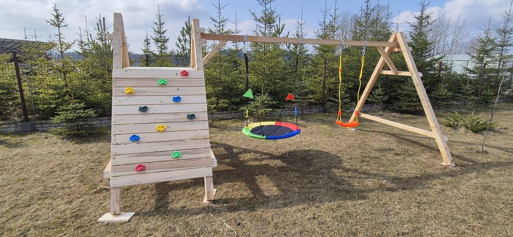 Plac zabaw, huśtawka, bocianie gniazdo, ścianka wspinaczkowa, stolik