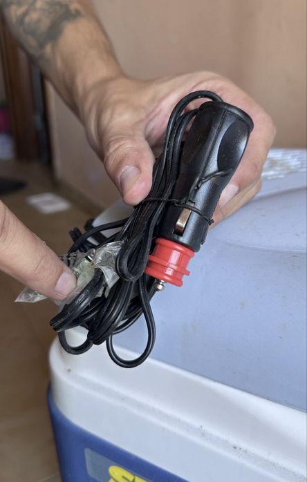 Arca congeladora transportavel com ligação elétrica