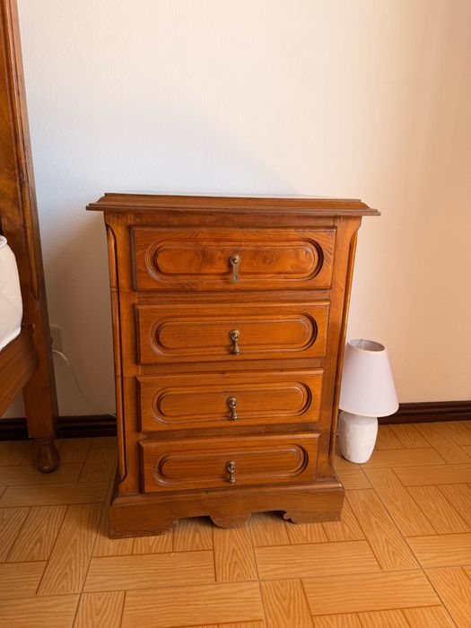 Cama de casal em madeira + colchão + mesas de cabeceira