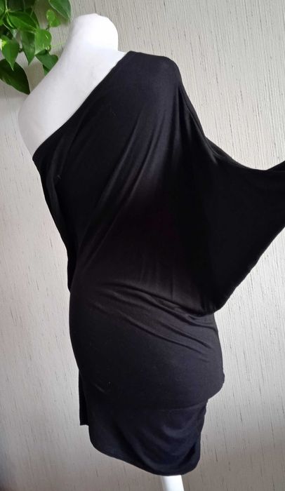 asymetryczna krótka sukienka w stylu punk-rockowym