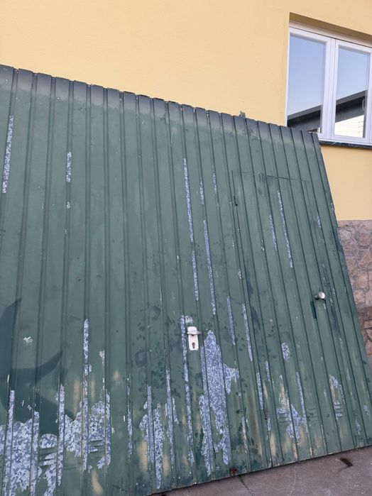 Portão com porta de serviço e motor de garagem