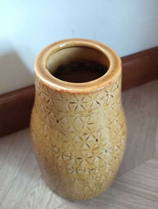Wazon ceramiczny miodowy ze wzorem