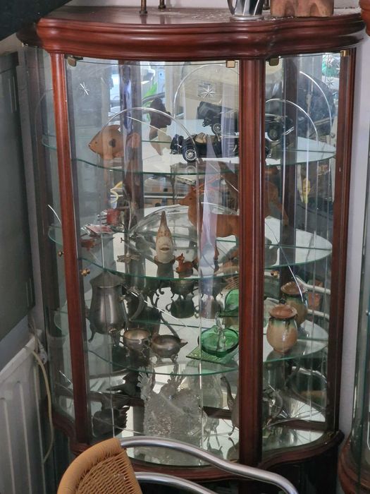 Vitrine em madeira e vidro com recheio decorativo