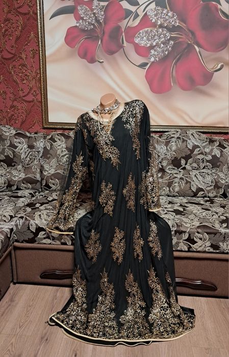 Шикарное длинное платье в золотые узоры.