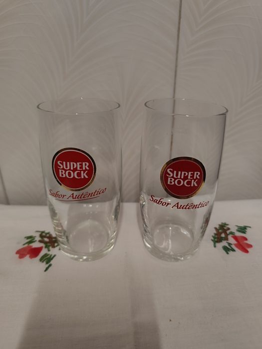 Copos de vidro   de sumo e de cerveja