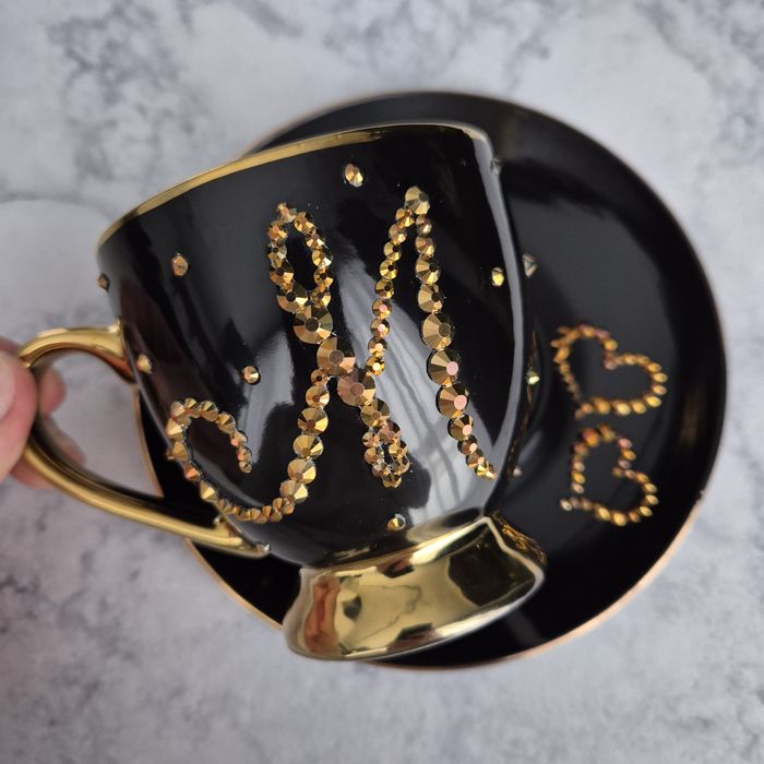 Filizanka 220 czarna złota ekskluzywny prezent litera cyrkonie kawa