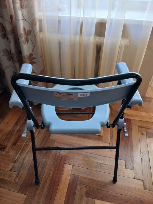 Крісло-стілець з санітарним оснащенням нерегулюване за висотою.