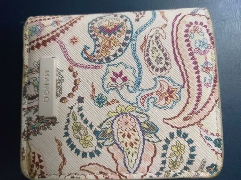 Carteira / Porta moedas em beje com padrão colorido e moderno da Mango