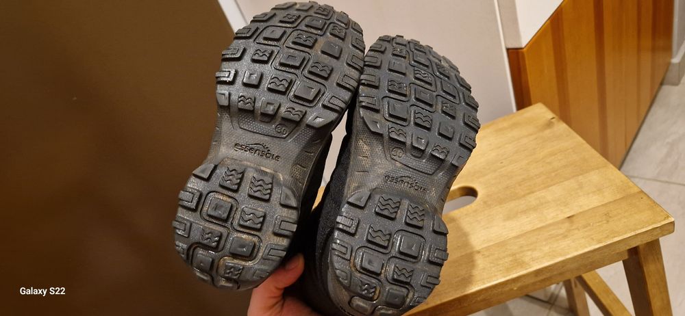 Używane. Buty turystyczne śniegowce dla dzieci Quechua. R30 czarne