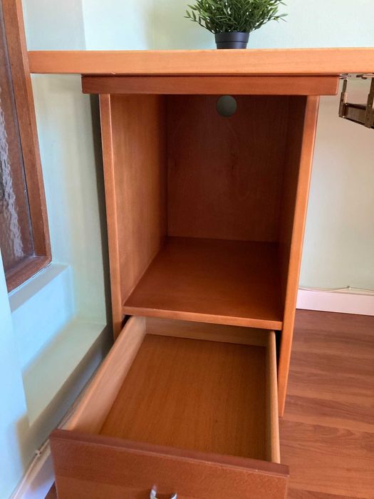 Secretária de madeira maciça e cadeira