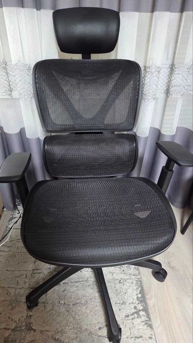 Офісне крісло VARPELEV з сіткою, підголівником та підколотниками