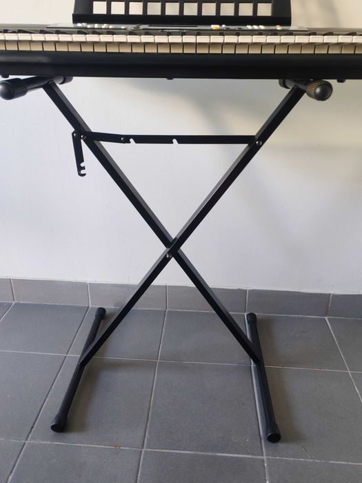 Piano/Órgão Yamaha PSR-E213 com Suporte