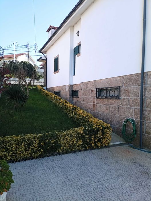 Arrendo casa T3 com salão