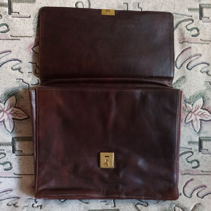 Продам кожаный портфель.
