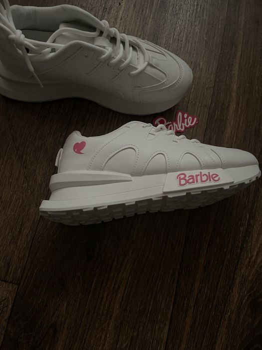 Кожаные белые стильнве кроссовки Barbi! Новые! Недорого!