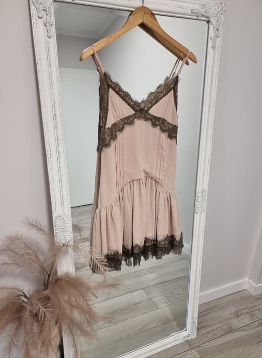 Zara M krótka sukienka w bieliźnianym stylu z koronką