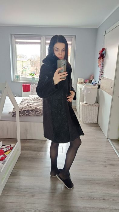 Piękny nietuzinkowy płaszcz z futrem