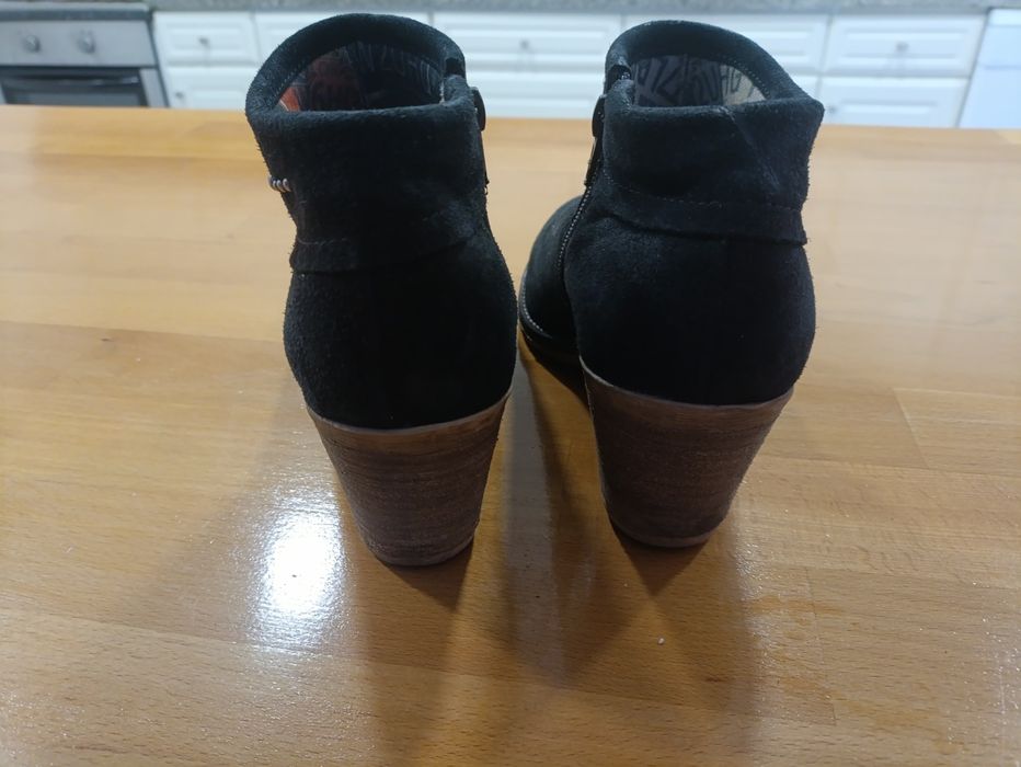 Botins pretos da Seaside