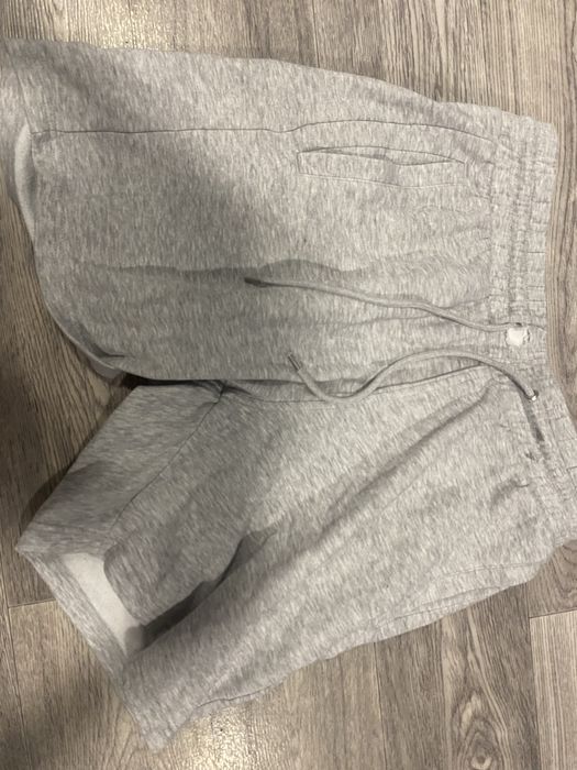 Сірі шорти від H&M