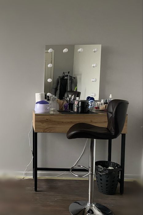 Стол - тумба на ножках