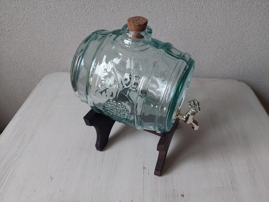 Szklana beczka na wino