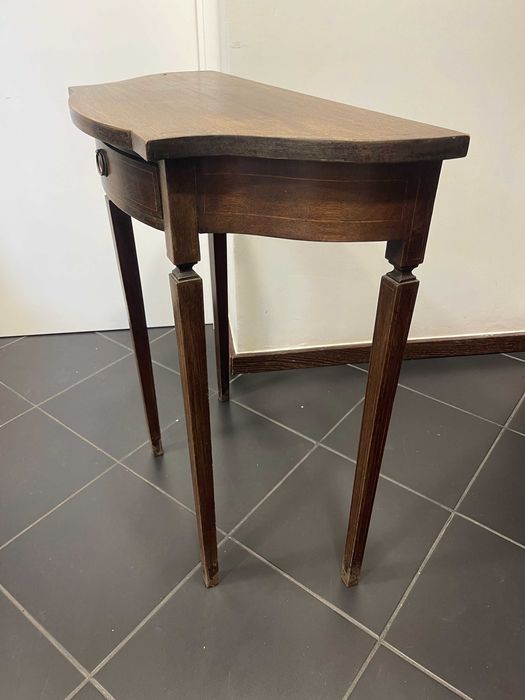 Mesa de apoio pequena vintage em ótimo estado