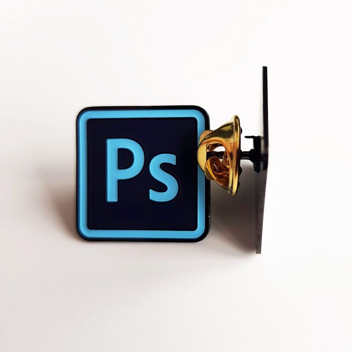 Значок Ai Ps Shutterstock. Металлический значок для художников. Пин