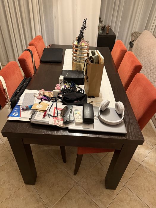 Mesa sala com 6 vadeiras e aparador.
