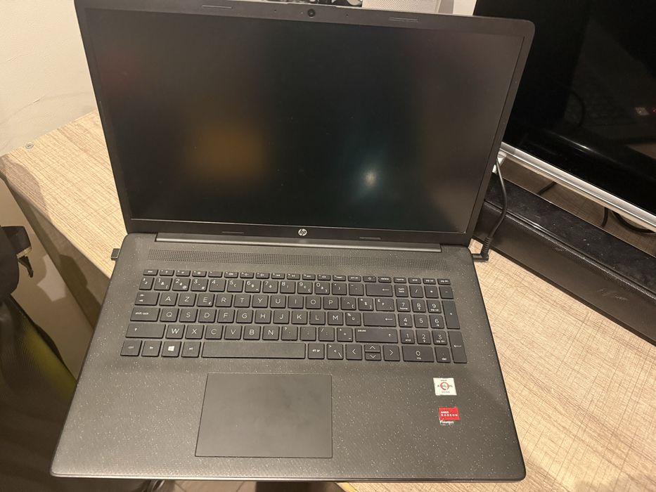 Portátil HP 17" – AMD Athlon Silver | 8GB RAM | Windows 11