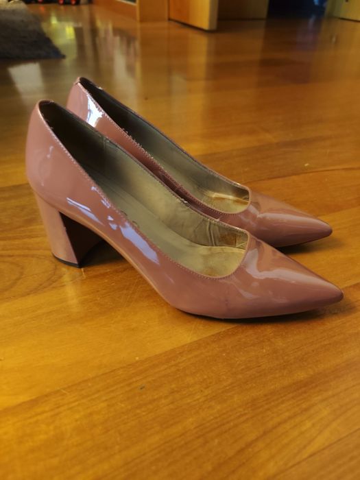 Sapatos em pele n.° 39 novos