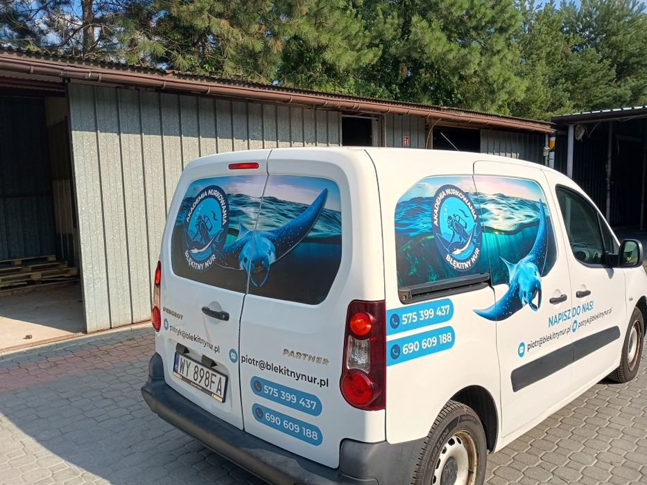 Reklama na samochód,oklejanie busów witryn,projekty,montaż cala Toruń